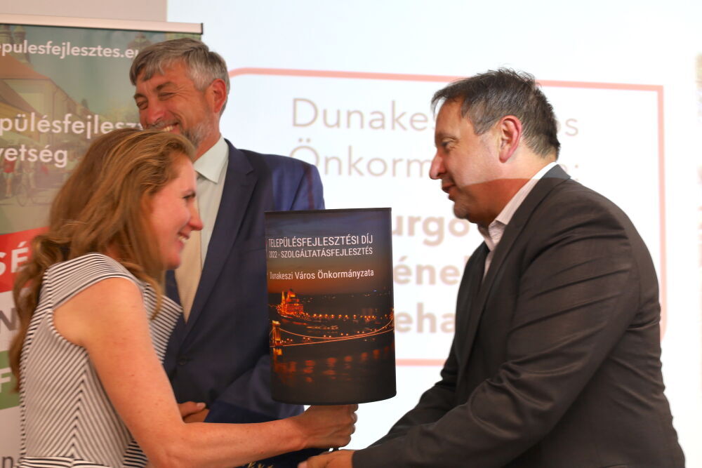 Szerenka Tibor átadja Tóth Eszternek a Településfejlesztési díjat