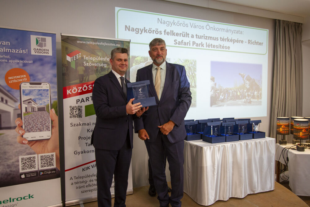 Takáts László átadta Dr. Körtvélyesi Attilának a Támogató Önkormányzat különdíjat